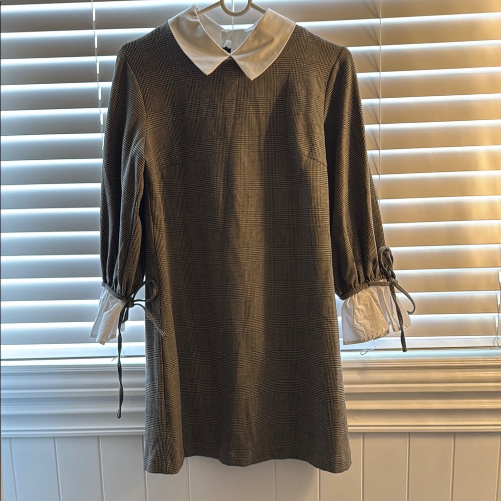 Chic Gray Dress with White Collar and Cuffs Size Small